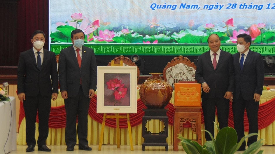 Chủ tịch nước Nguyễn Xuân Phúc tặng quà cho lãnh đạo tỉnh Quảng Nam.