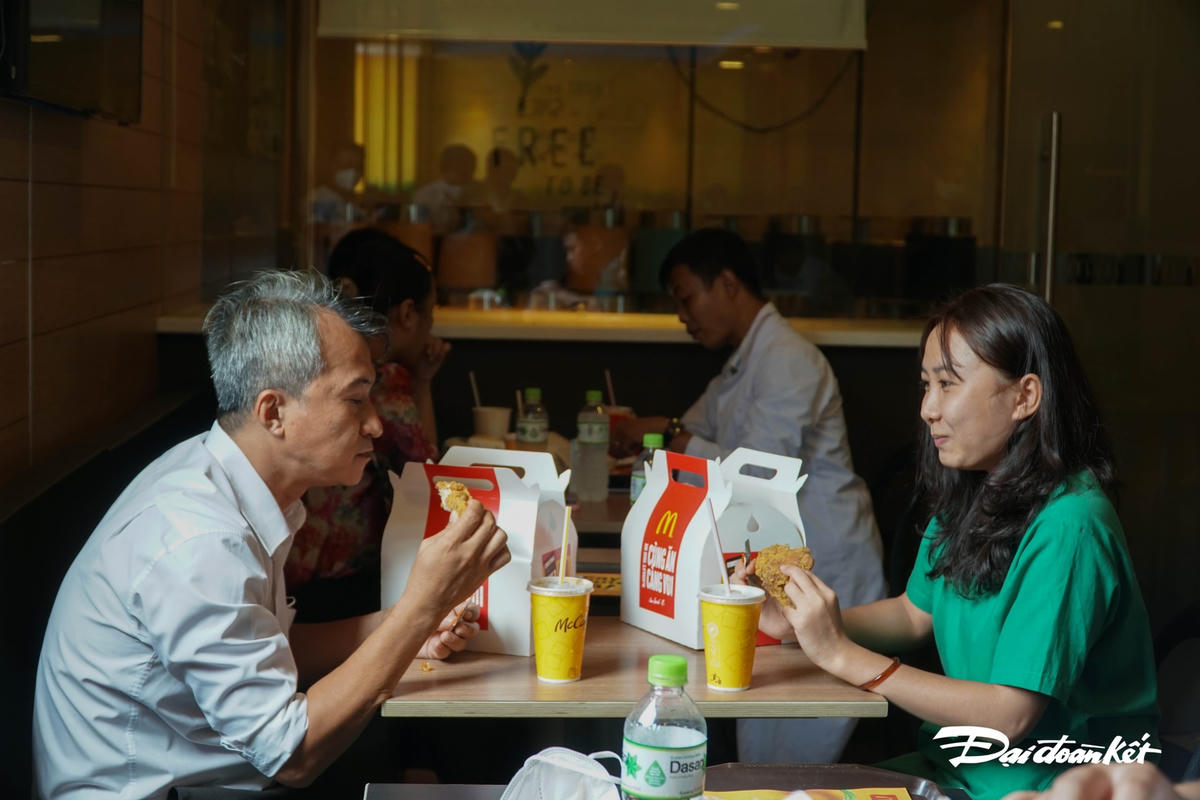 Lực lượng tình nguyện viên và y bác sĩ phần nào tái tạo lại năng lượng sau những bữa ăn.