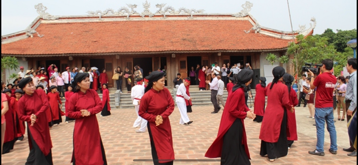 Hát Xoan cửa đình Hùng Lô (TP Việt Trì).