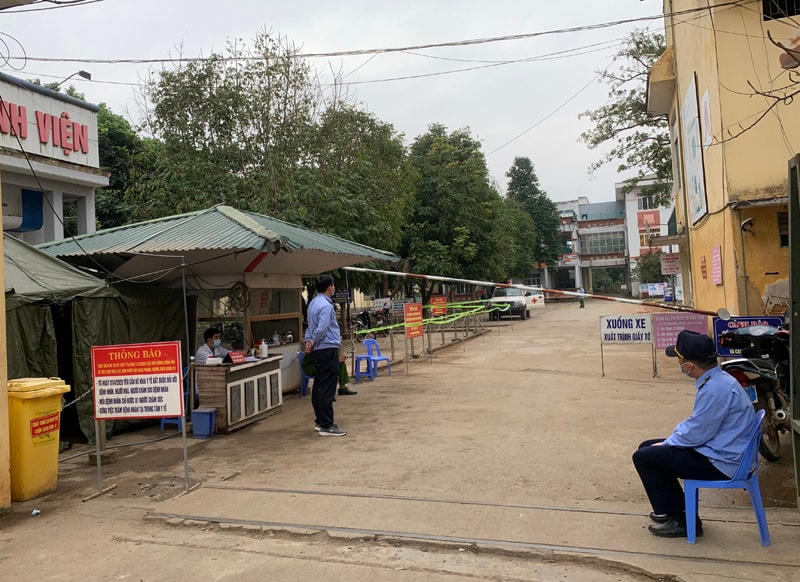 Công tác phòng chống dịch bệnh Covid-19 trên địa bàn huyện Tân Lạc. Ảnh: Hồng Ngọc.