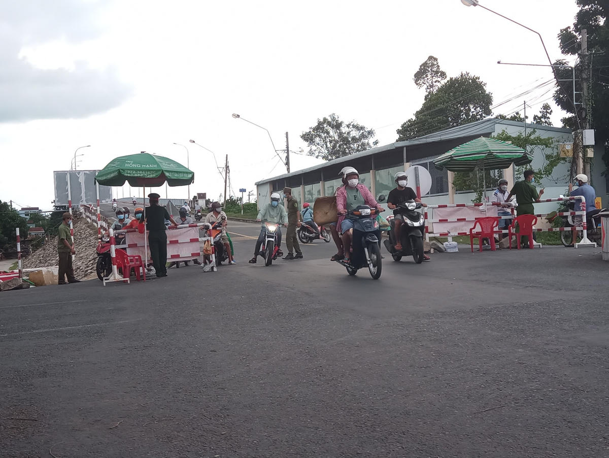 Chốt kiểm soát phòng, chống dịch Covid-19 dưới dốc Cầu Cồn Tiền (thuộc địa bàn xã Đa Phước, huyện An Phú, tỉnh An Giang). Ảnh: Thành Nhân.