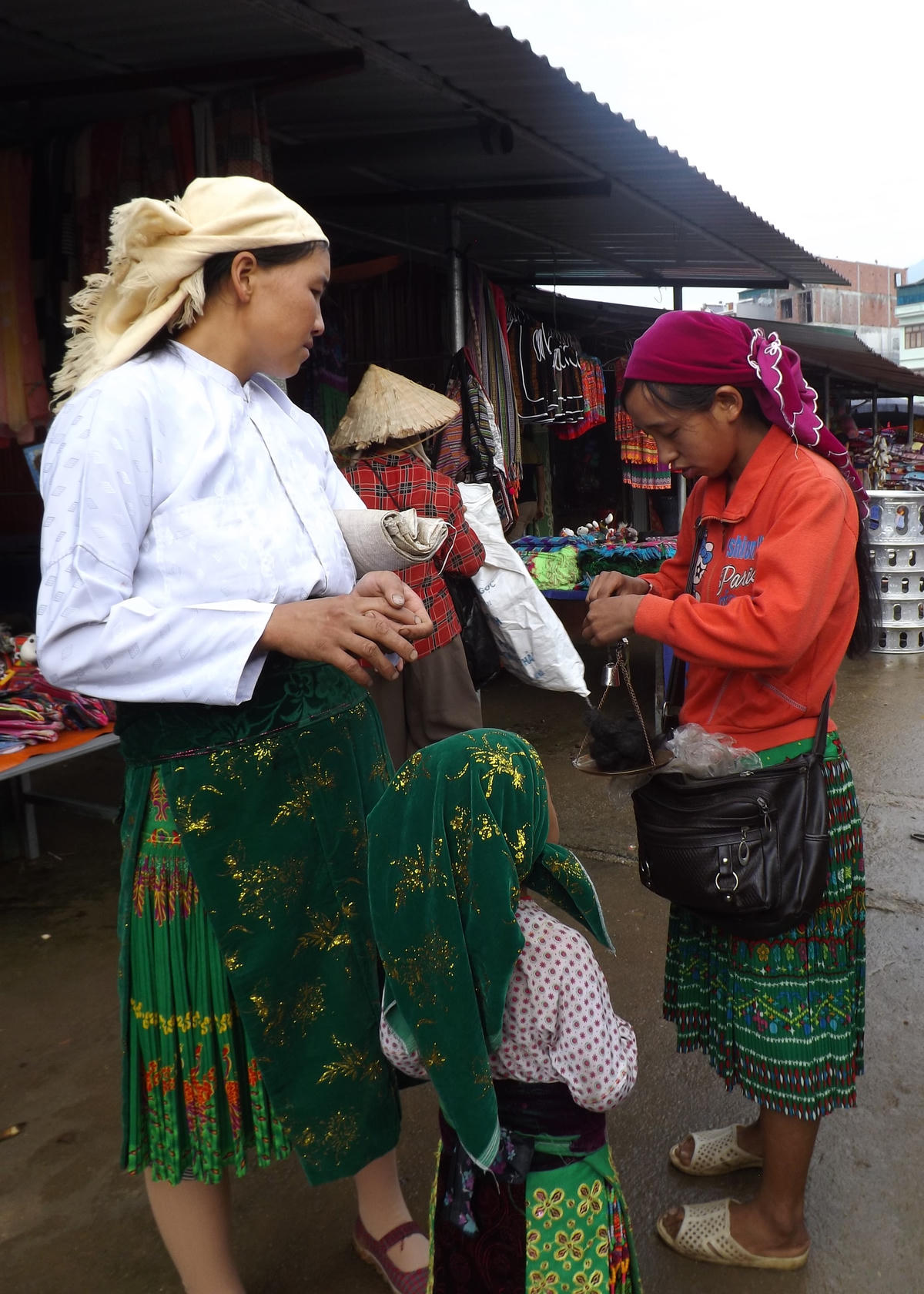 Theo mẹ đi chợ.  
