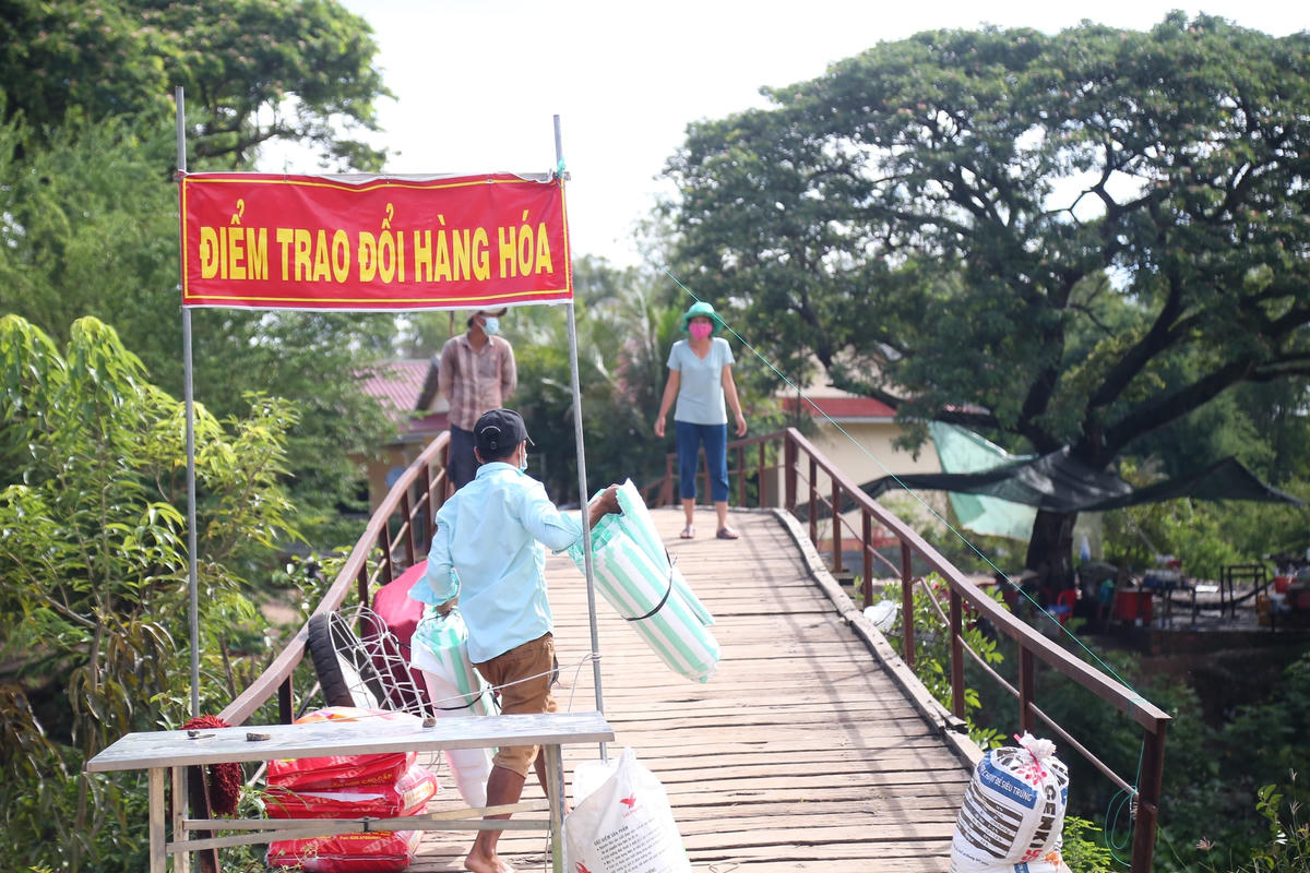 Sau khi để tiền ở bàn, người mua hàng mang hàng về.
