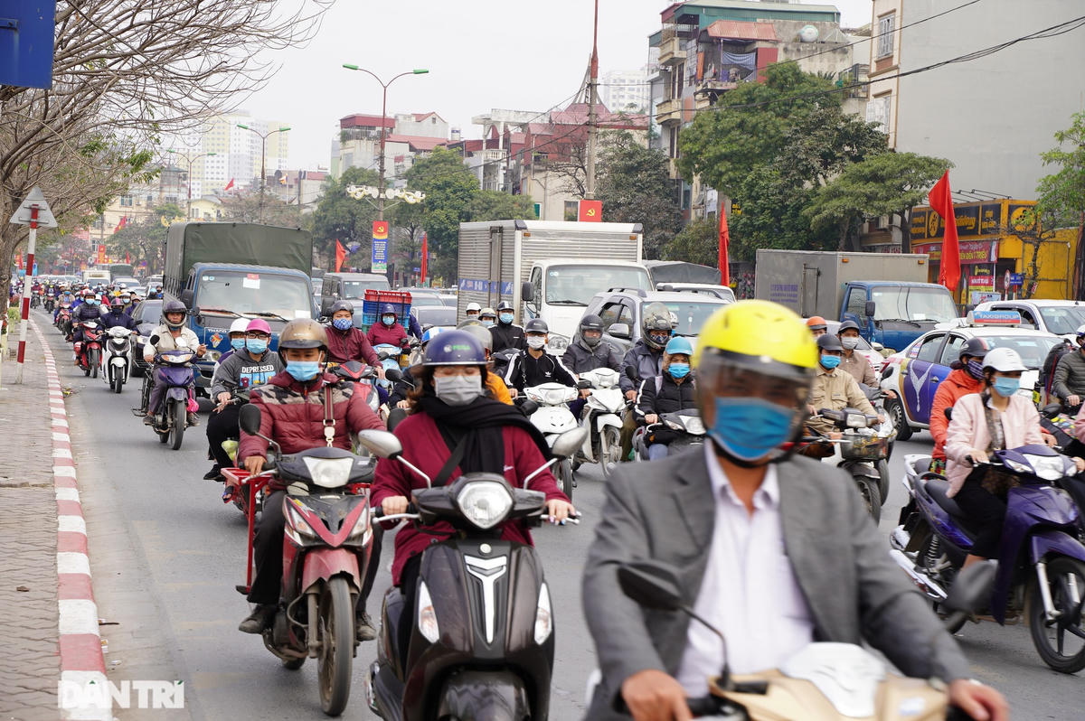 Người dân đổ về quê nghỉ Tết sớm, đường phố cửa ngõ Hà Nội ùn ứ kéo dài