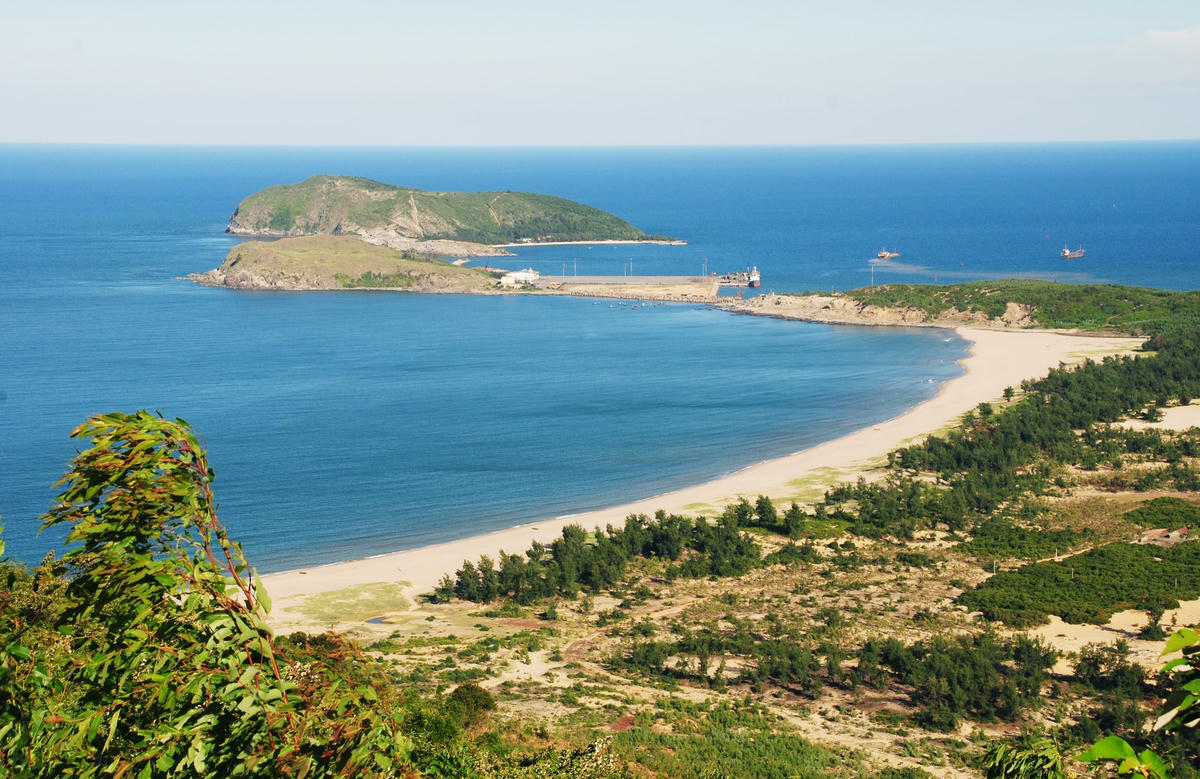 Đảo Hòn La. Ảnh: Bách Chiến   