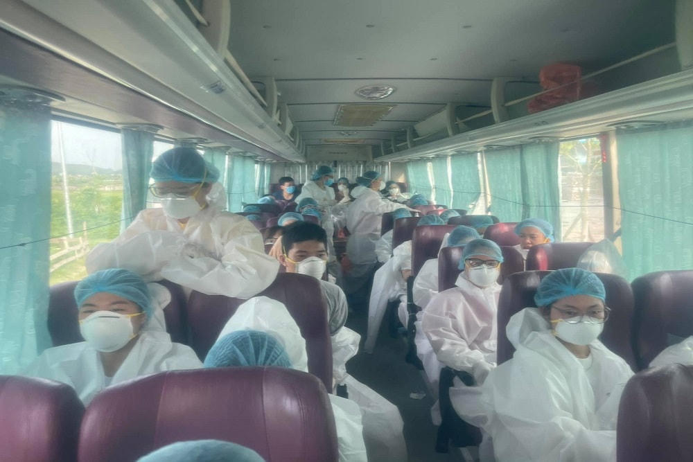 Mặc trên mình bộ quần áo bảo hộ kín mít, nóng nực nhưng ai nấy đều vẫn rất vui vẻ, quyết tâm. Ảnh: NVCC.