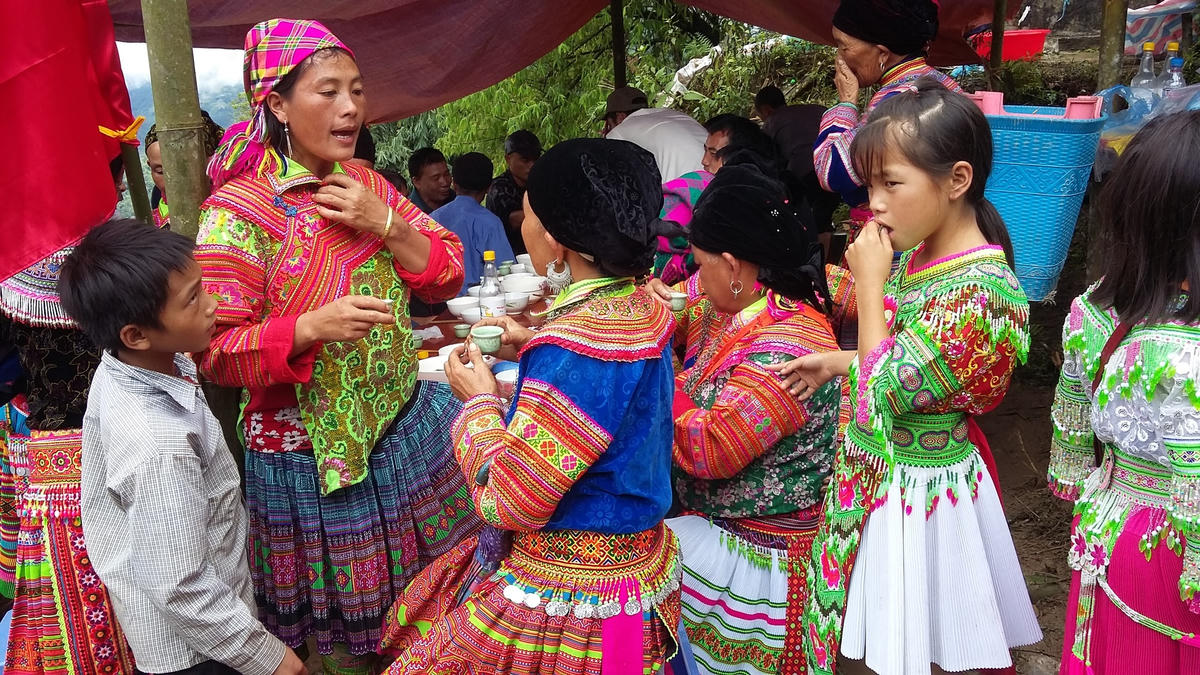 [Ảnh] Lúa chín vàng trên ruộng bậc thang, người Mông mở hội Gầu Tào