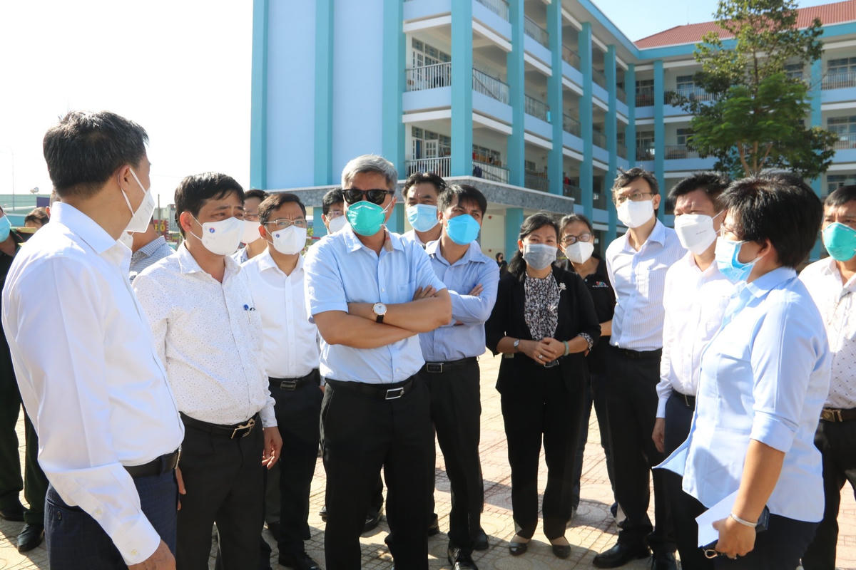 Đoàn kiểm tra tại một cơ sở cách ly tập trung.