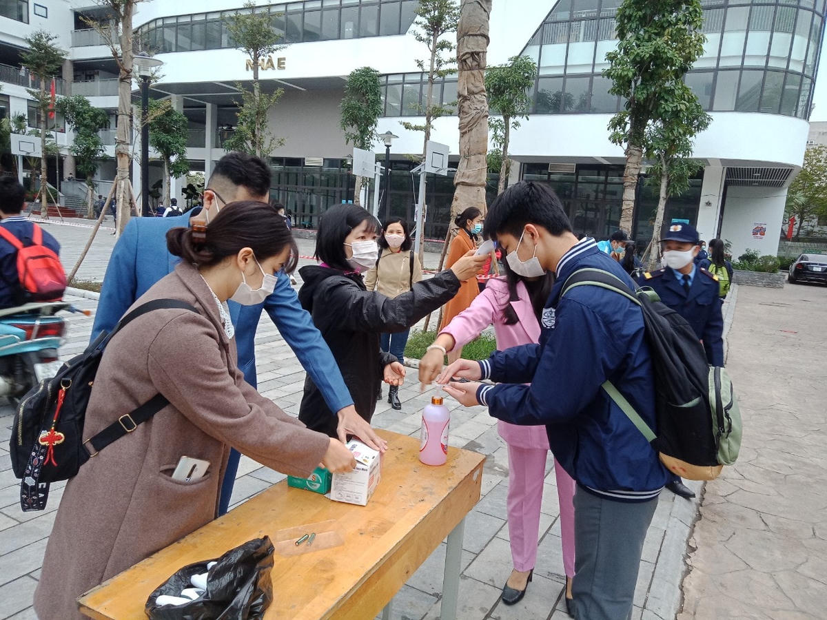Trường THCS Kim Giang thực hiện đo nhiệt độ và rửa tay sát khuẩn cho học sinh trước khi vào trường.
