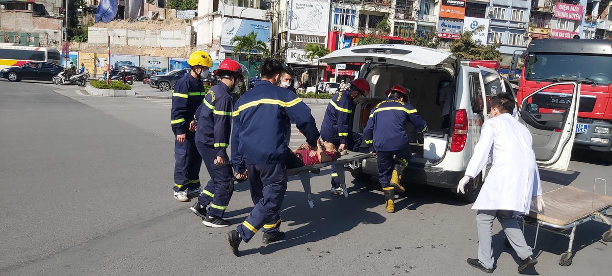 Các nạn nhân đã được đưa đi cấp cứu tại Bệnh viện Đa khoa tỉnh Quảng Ninh.