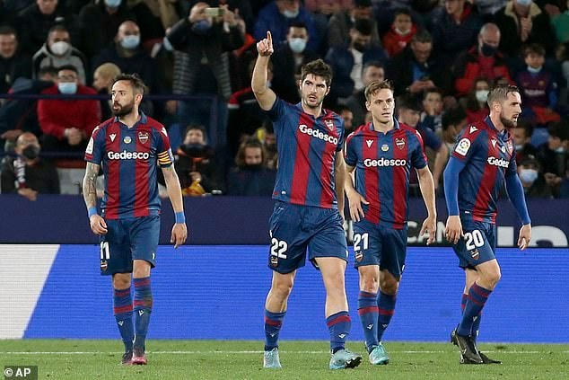 Barca lần thứ ba bị thổi phạt đền, Levante gỡ hòa 2-2