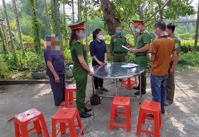 Công an đọc quyết định bắt đối tượng Trang.