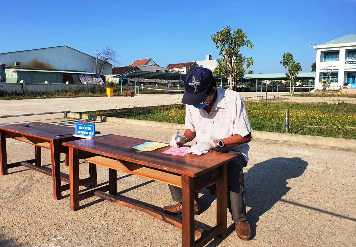 Cử tri lựa chọn các ứng viên để bầu.