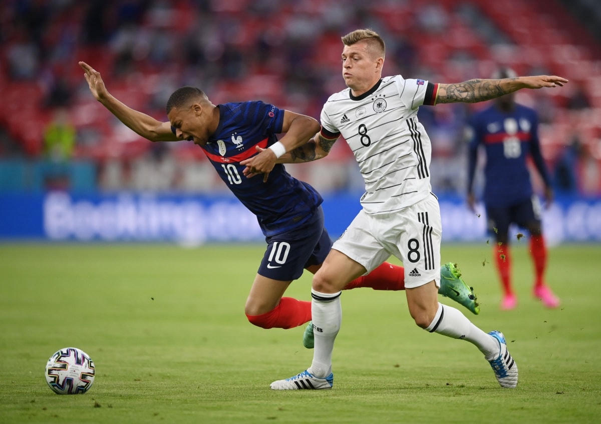 Sự nhanh nhẹn của Mbappe khiến hàng thủ Đức gặp nhiều khó khăn.