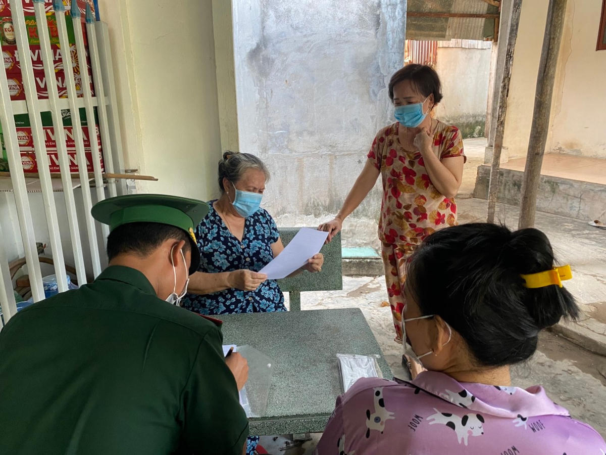 Lực lượng Biên phòng đến từng ngõ, gõ từng nhà vận động người dân phòng chống dịch, thực hiện "3 không".