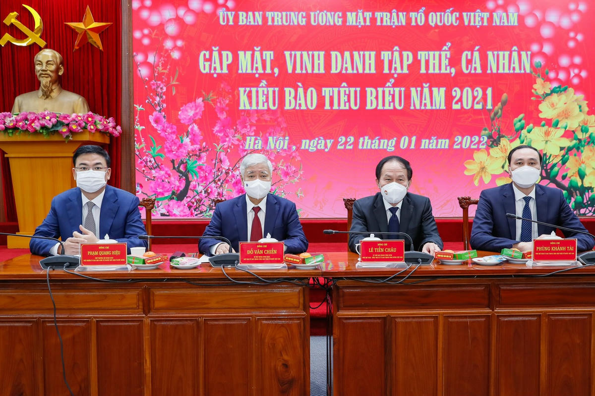 Chủ tịch Đỗ Văn Chiến cùng các vị trong Ban Thường trực, Ủy ban Nhà nước về người Việt Nam ở nước ngoài, Bộ Ngoại giao chủ trì buổi gặp mặt.