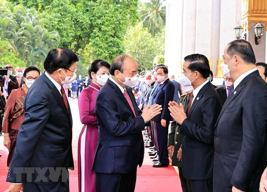 Chủ tịch nước Cộng hòa Xã hội chủ nghĩa Việt Nam Nguyễn Xuân Phúc và Tổng Bí thư, Chủ tịch nước Lào Thongloun Sisoulith với các thành viên đoàn đại biểu cấp cao hai nước tại lễ đón. (Ảnh: Thống Nhất/TTXVN).
