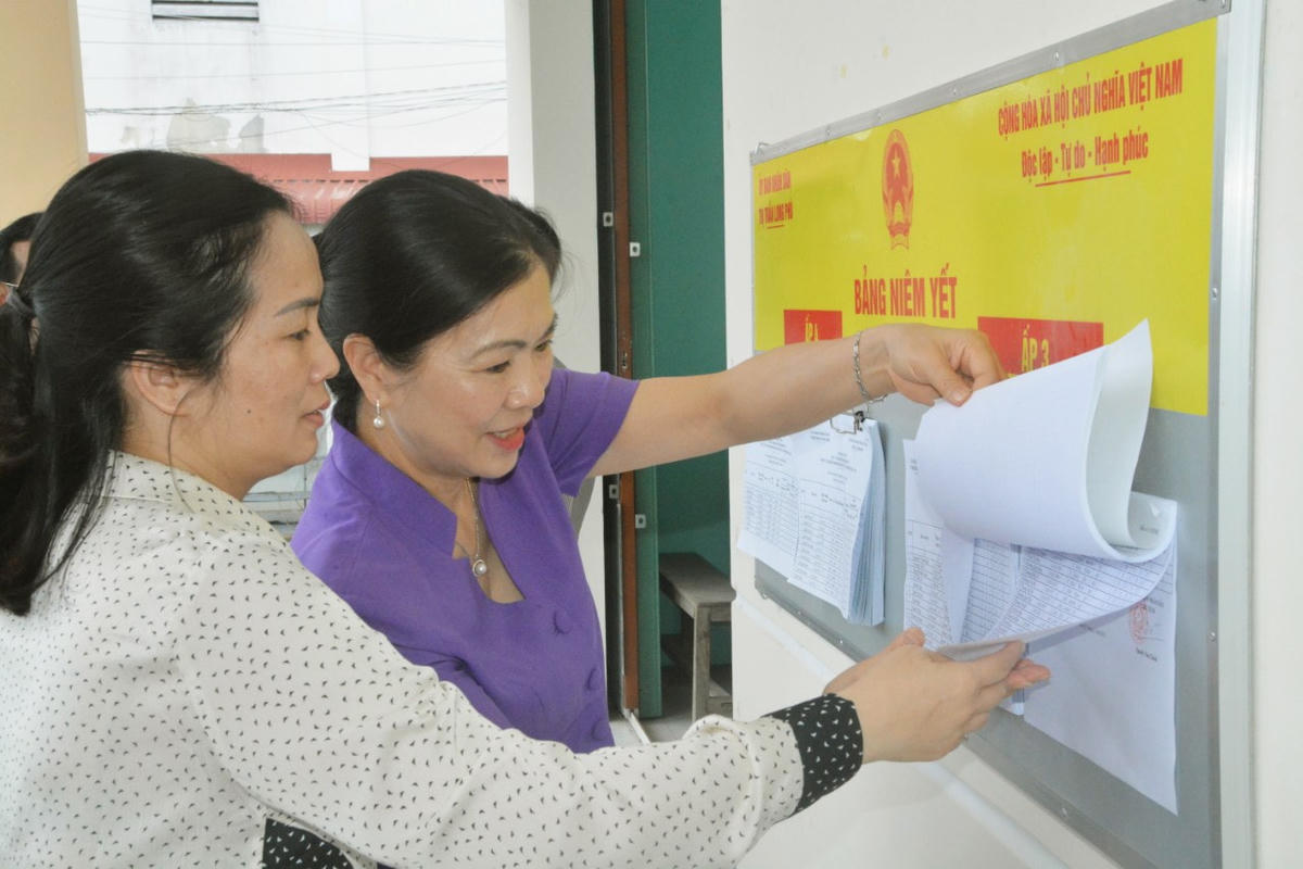 Phó Chủ tịch Trương Thị Ngọc Ánh trực tiếp kiểm tra danh sách niêm iết cử tri tại cơ sở.