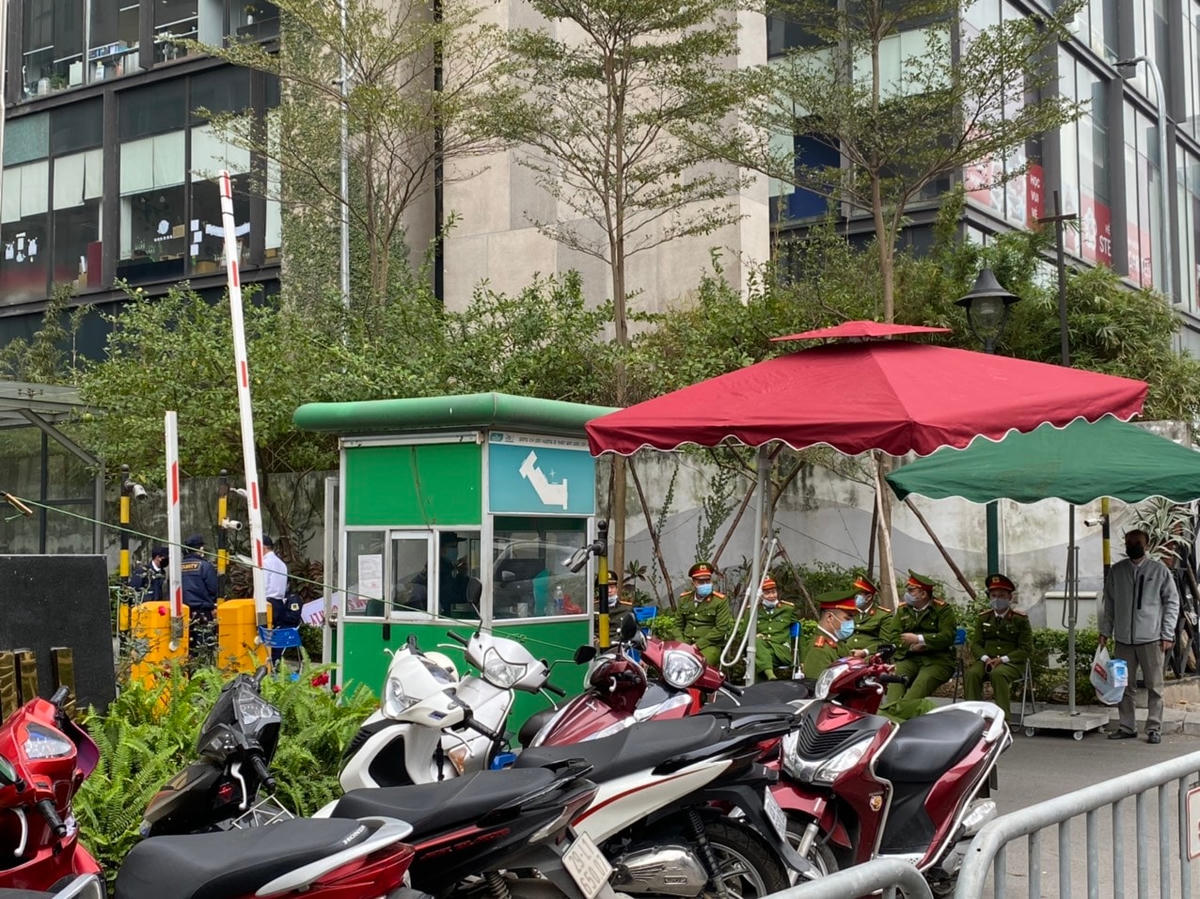 Rất đông lực lượng chức năng đã có mặt tại đây. Ảnh: Lan Anh.