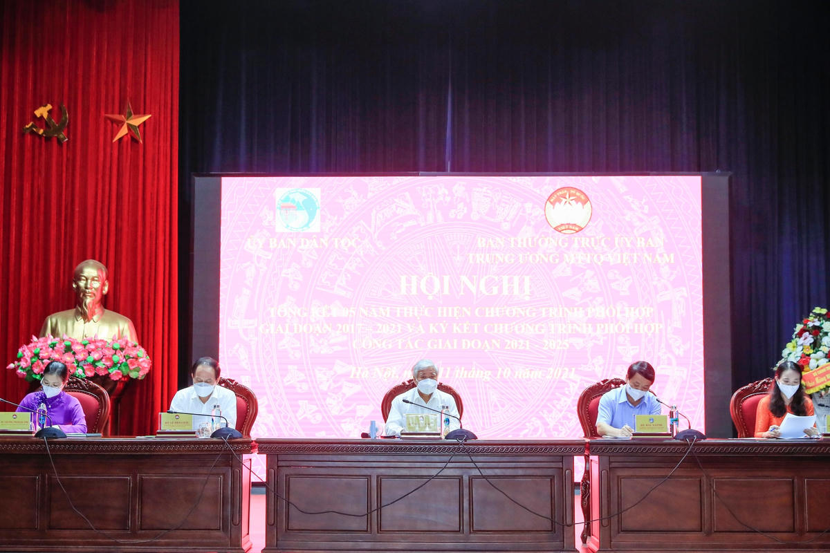 Chủ trì Hội nghị.