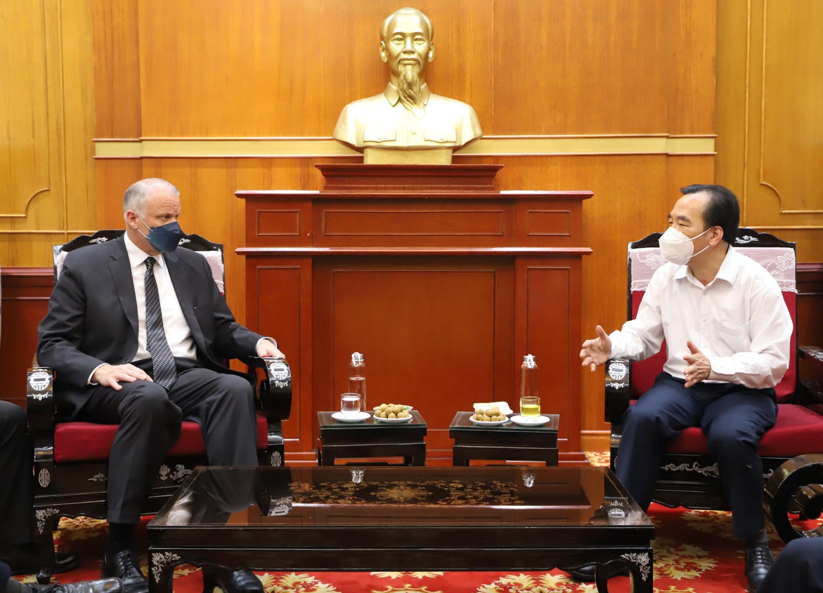Phó Chủ tịch Ngô Sách Thực tiếp ông David Paul Homer, Chủ tịch Giáo Vùng Châu Á của Giáo hội các Thánh hữu ngày sau của Chúa Giê Su Ky Tô.