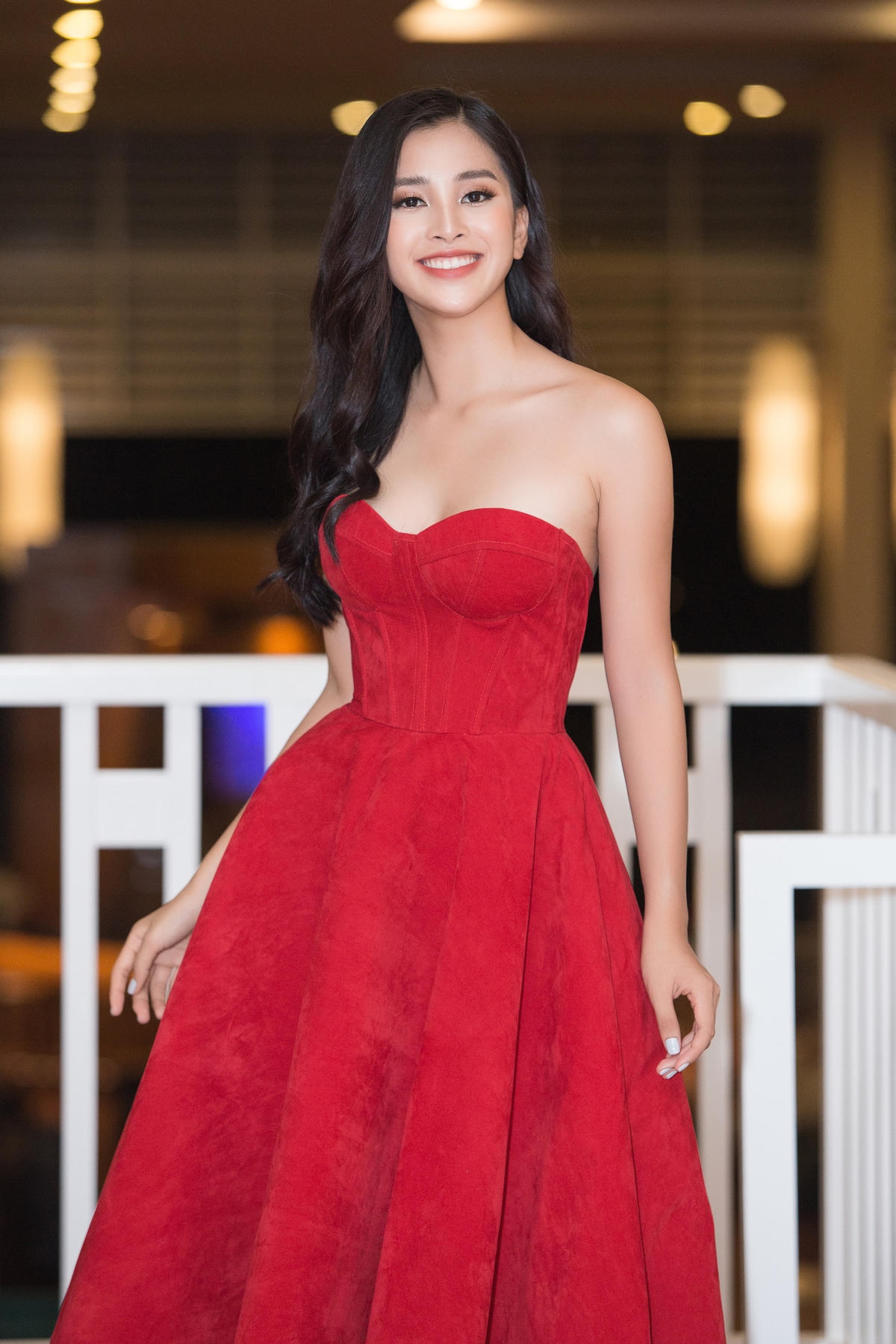 Cũng diện một chiếc váy màu đỏ, nhưng Hoa hậu Tiểu Vy lại thu hút ánh nhìn bởi vè đẹp dễ thương, trong sáng.