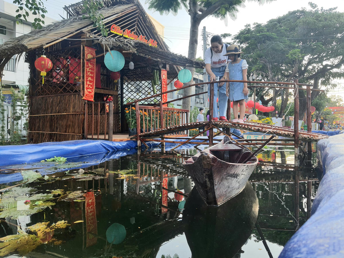 Người dân Bạc Liêu nô nức đi check-in đường hoa Xuân Nhâm Dần 2022 đầy thơ mộng