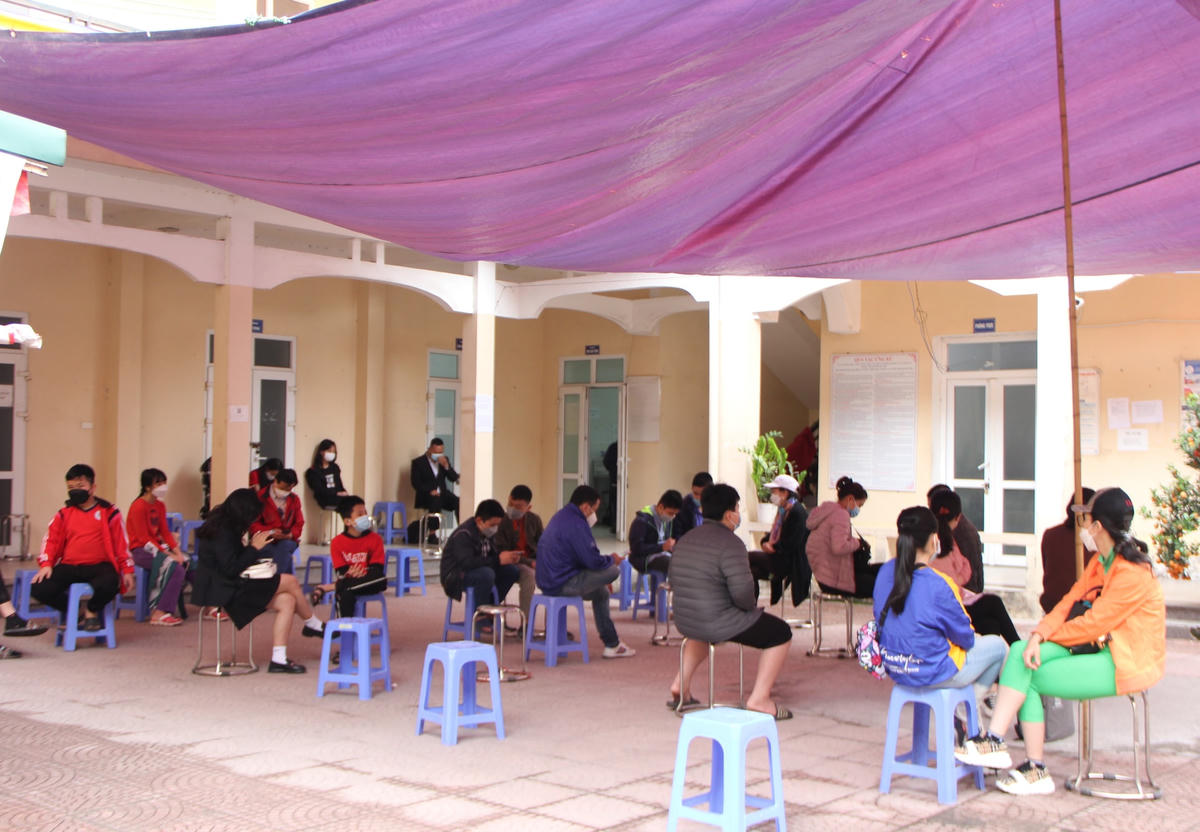 Theo ghi nhận của phóng viên tại Trạm Y tế phường Trung Văn, mới 8h sáng các bậc phụ huynh dẫn các con em đến tiêm vaccine rất đông.
