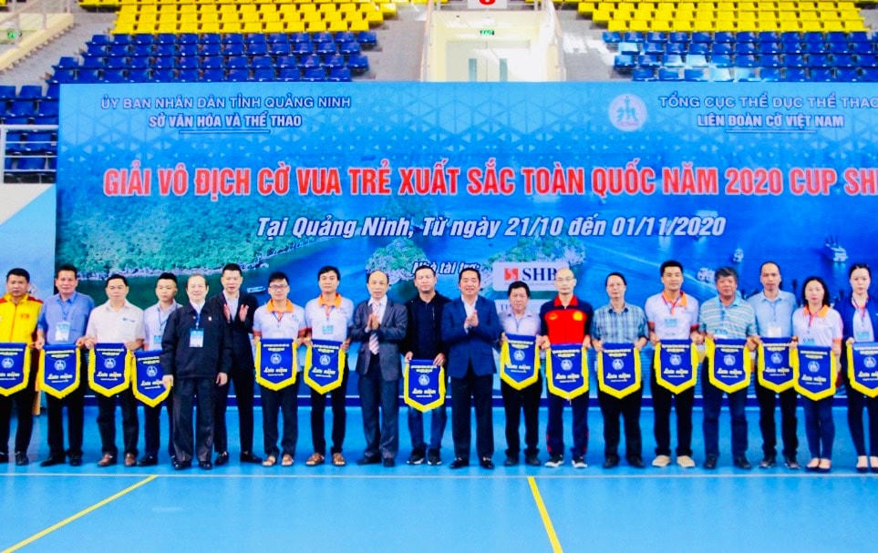 Ban tổ chức tặng cờ lưu niệm cho đại diện các đoàn trong lễ khai mạc.