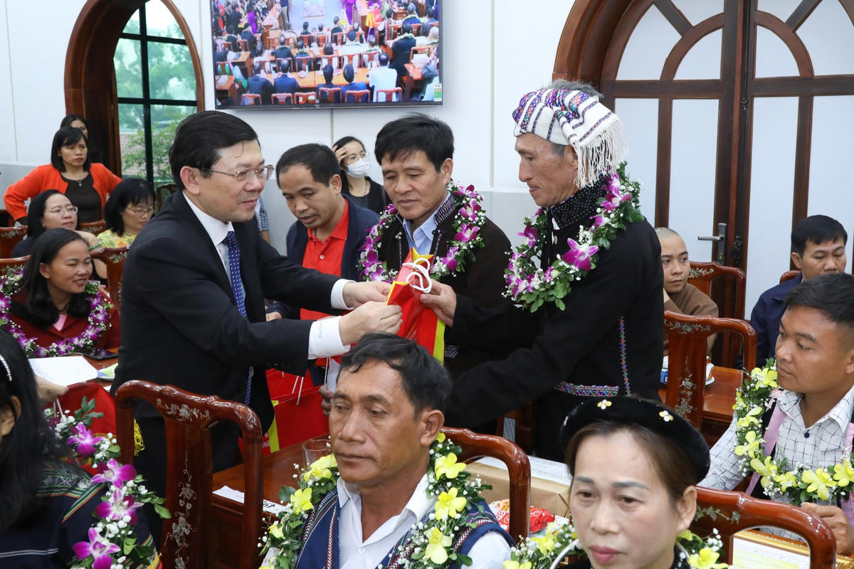 Phó Chủ tịch Nguyễn Hữu Dũng tặng quà cho các đại biểu.