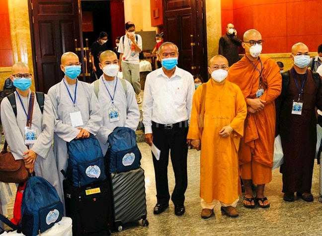 Các tình nguyện viên Phật giáo tham gia hỗ trợ phòng chống dịch Covid-19 chuẩn bị xuất quân.