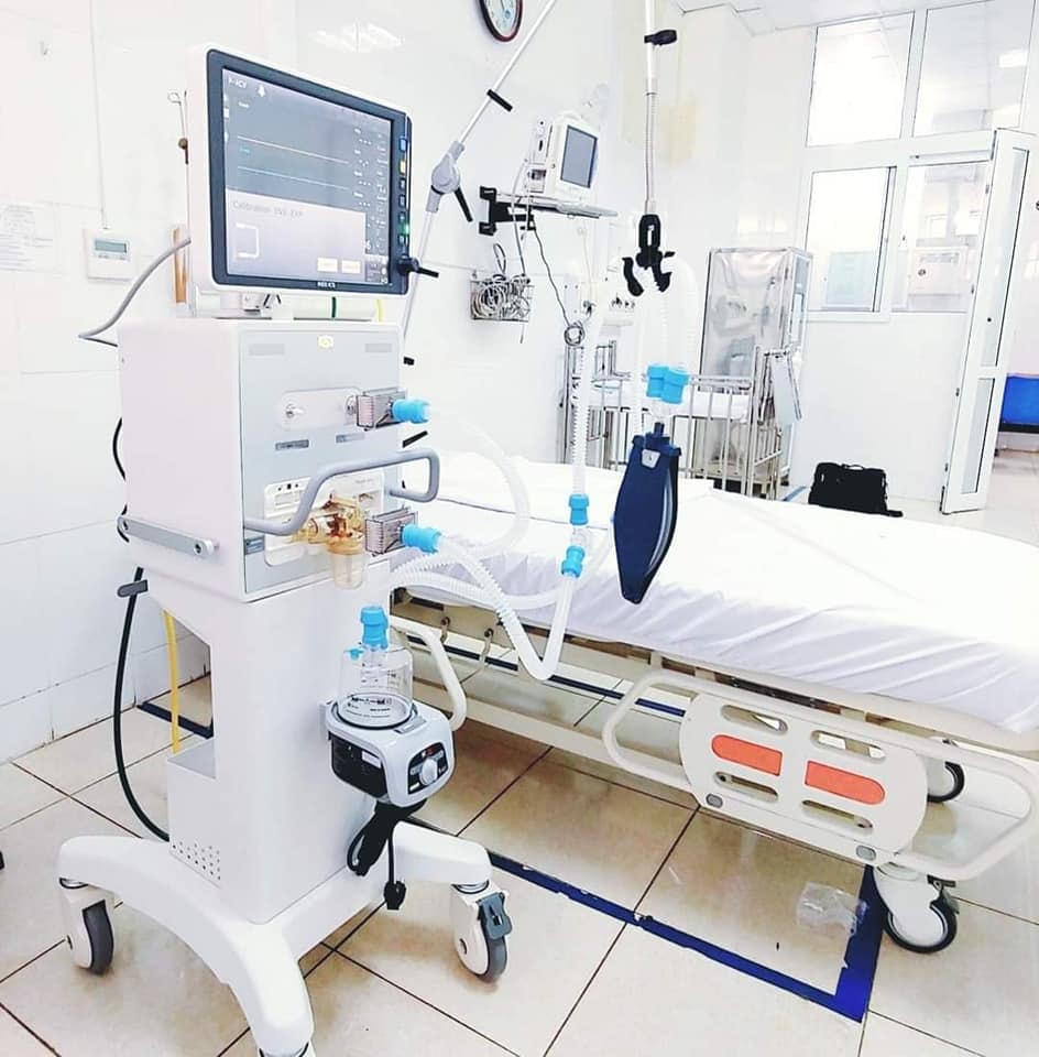 Bệnh viện thiếu máy thở, bên ngoài người dân cũng đua nhau đi mua.