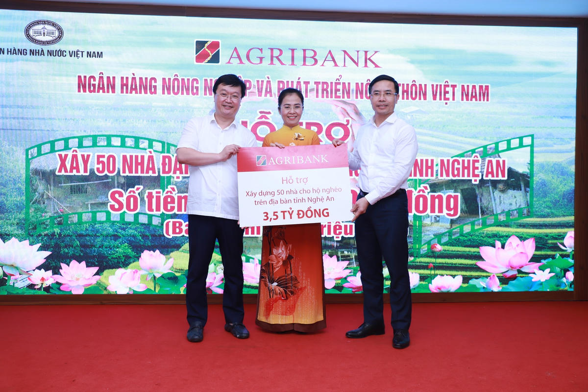 Ông Nguyễn Đức Trung, Chủ tịch UBND tỉnh và bà Võ Thị Minh Sinh, Chủ tịch Ủy ban MTTQ tỉnh Nghệ An tiếp nhận sự hỗ trợ từ Agribank.