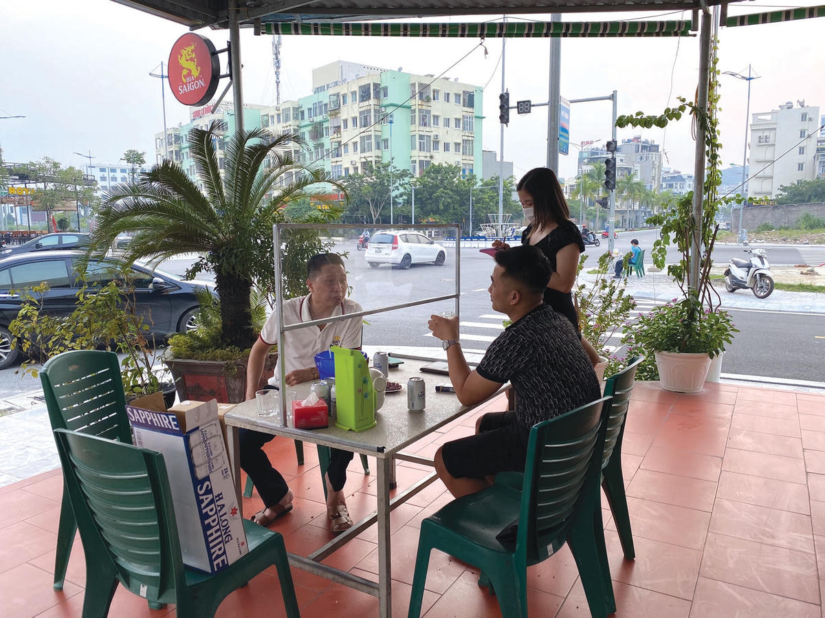 Dịch vụ ăn uống, các quán cà phê phục vụ tại chỗ cũng được mở lại.