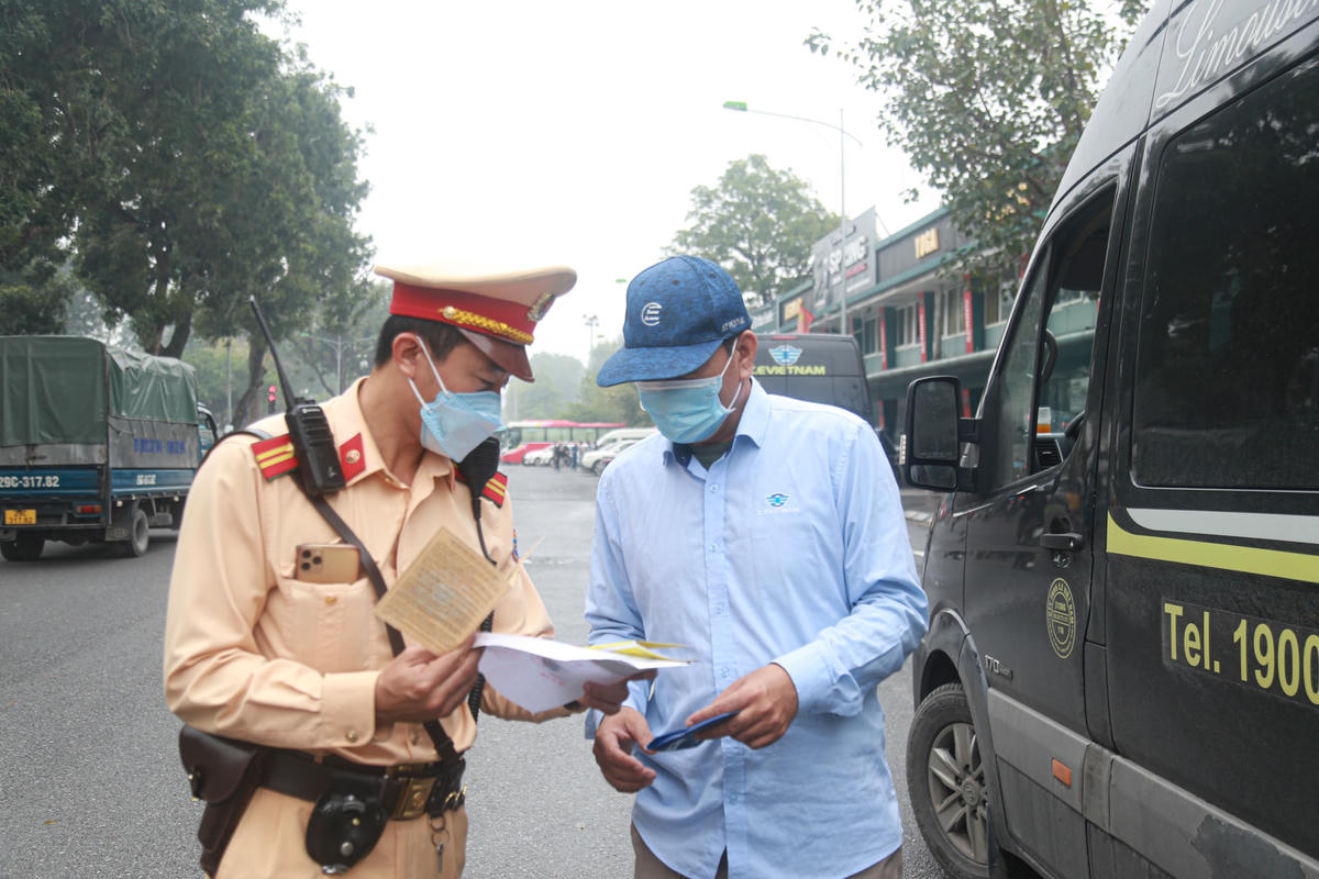Vì vậy, Đội CSGT đường bộ số 4, Phòng CSGT, Công an TP Hà Nội đã yêu cầu tài xế Trần Xuân Trung xuống xe, xuất trình giấy tờ và lập biên bản xử phạt.