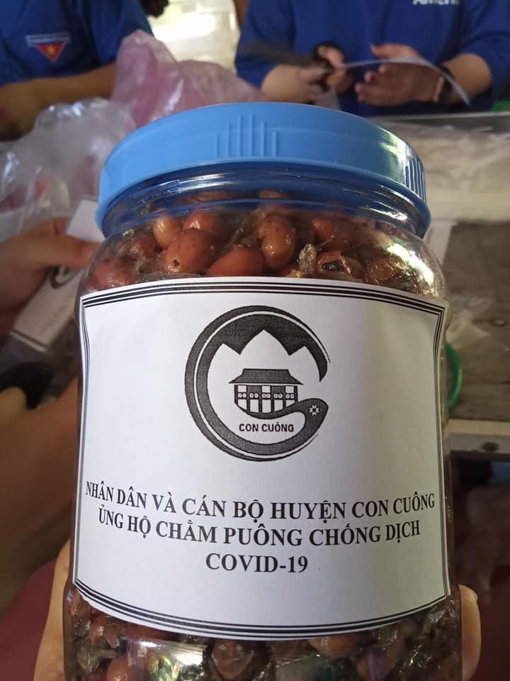 Lạc đóng hộp, sản phẩm của nhân dân huyện Con Cuông tặng người dân Thành phố Hồ Chí Minh.