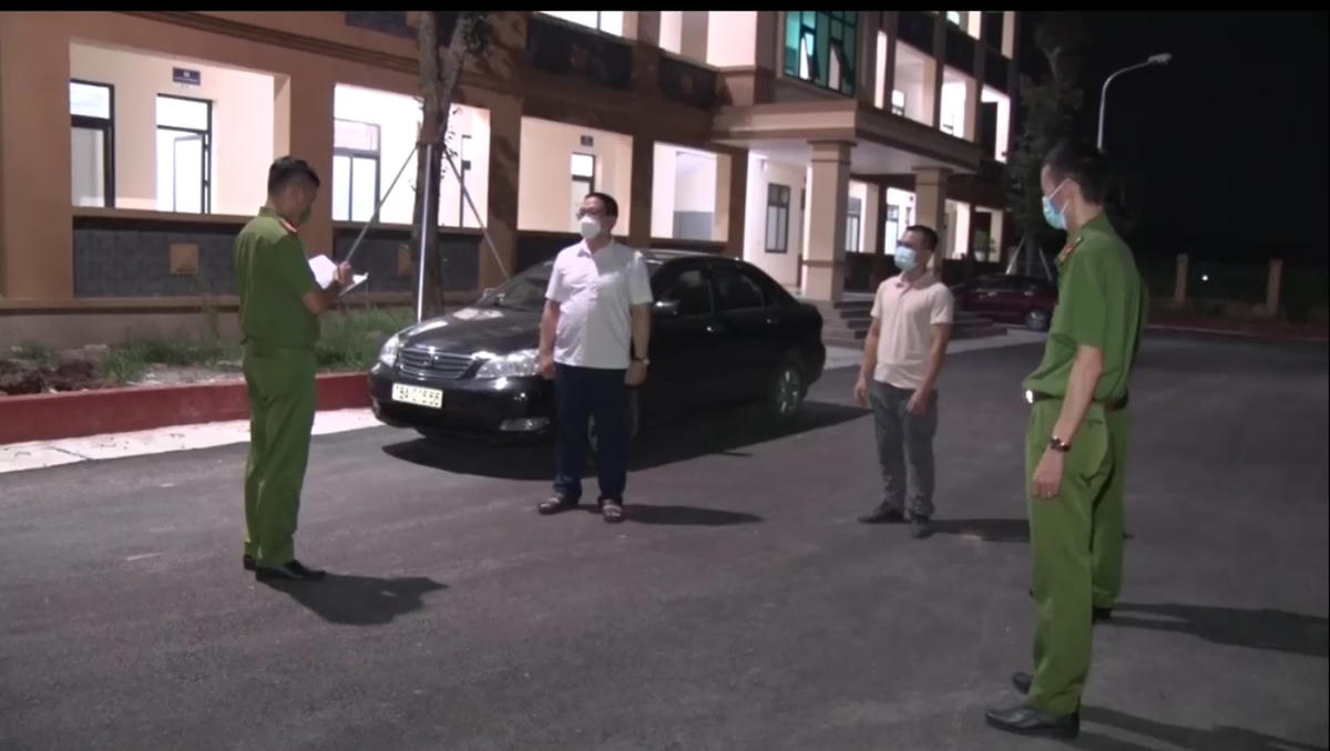 Giám đốc Hiền (đứng cạnh ô tô), nhân viên Khôi sau khi bị cảnh sát phát hiện dùng giấy tờ giả.