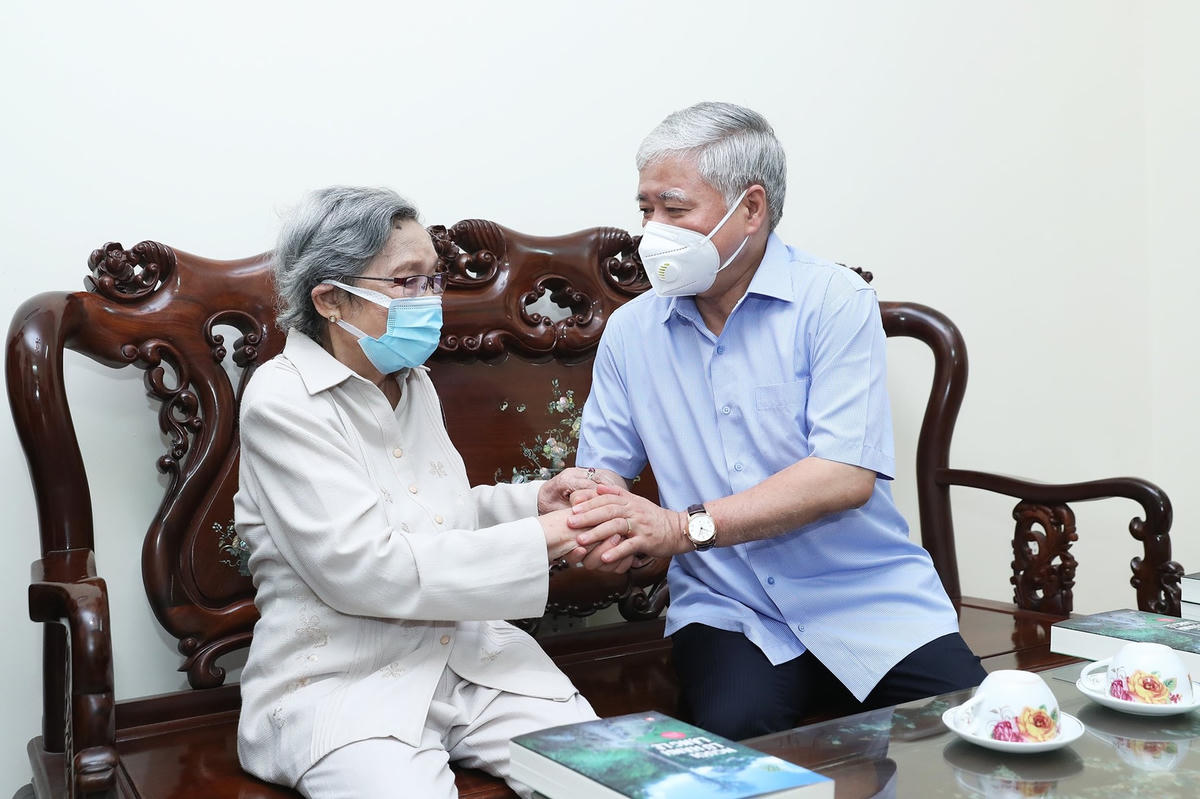 Chủ tịch UBTƯ MTTQ Việt Nam Đỗ Văn Chiến thăm hỏi sức khoẻ nhà văn Nguyệt Tú, phu nhân đồng chí Lê Quang Đạo.