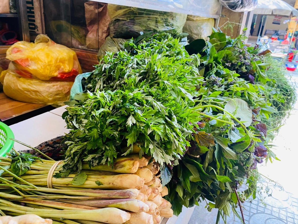 Giá các mặt hàng lá xông vì thế cũng tăng theo.