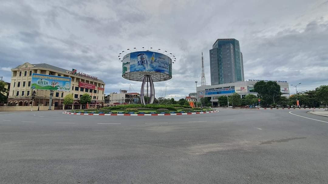Khu vực trung tâm thành phố vắng bóng người qua lại.