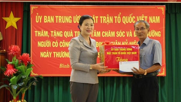 Phó Chủ tịch Trương Thị Ngọc Ánh trao tặng quà cho Trung tâm Chăm sóc và Điều dưỡng người có công tỉnh Bình Định.