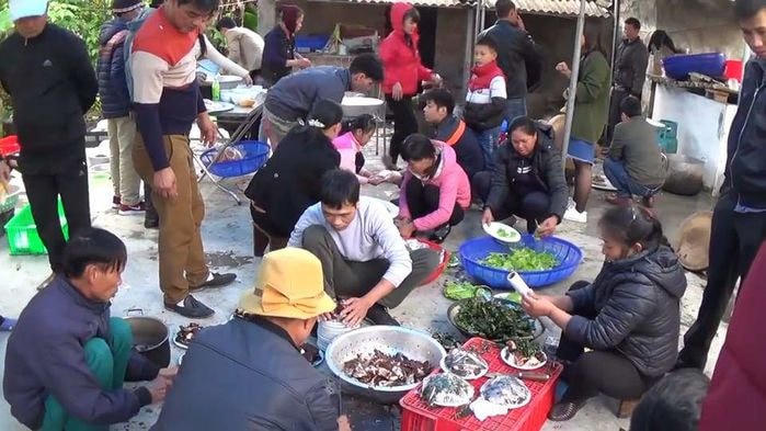 “Làm giúp” nghe thì đơn giản nhưng nhìn rộng ra là quan hệ họ mạc, trong xóm ngoài làng…
