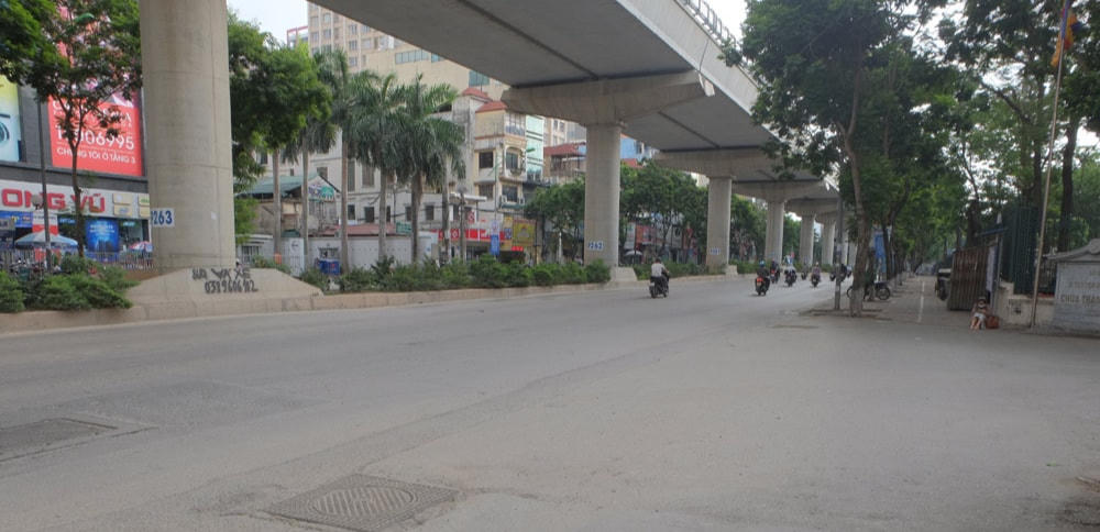 Đoạn cổng trường Đại học Sư phạm Hà Nội đi hướng Xuân Thủy mọi ngày đông đúc, chen chúc học sinh, sinh viên tan học; xe kẹt cứng không thể di chuyển, hiện tại lại vắng bóng người qua lại.