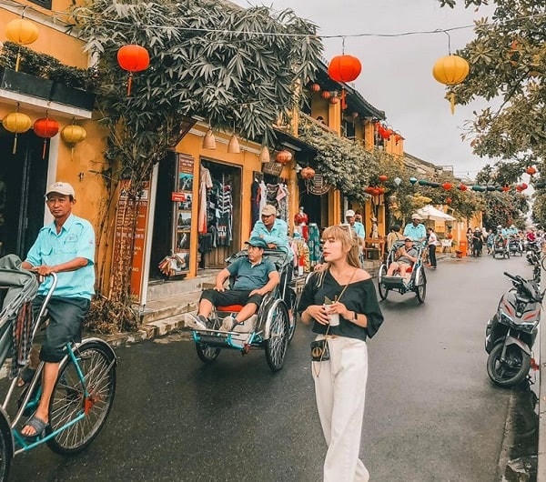 Du khách tham quan phố cổ Hội An.