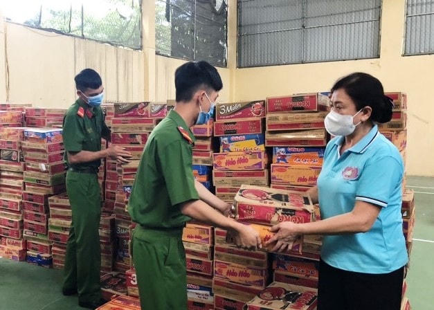 Đại diện MTTQ tỉnh Thanh Hóa trao 550 triệu và 2.000 thùng mỳ tôm cho các chốt kiểm dịch