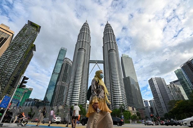 Người dân đeo khẩu trang phòng lây nhiễm Covid-19 tại Kuala Lumpur, Malaysia, ngày 11/1/2021. (Ảnh: THX/TTXVN).
