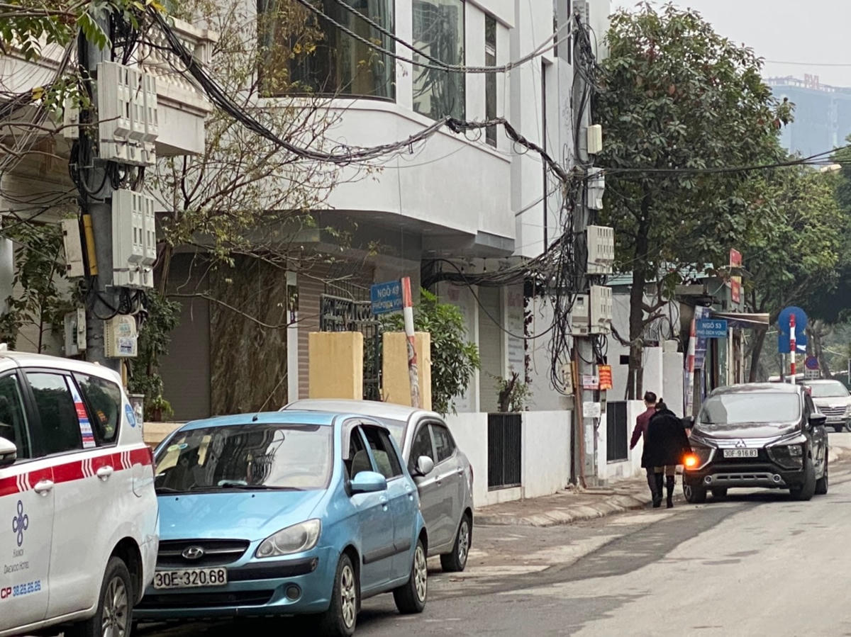 [ẢNH] Thực hiện các biện pháp cách ly nơi ở bệnh nhân Covid-19 ở Cầu Giấy