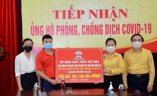Ủy ban MTTQ tỉnh Nghệ An tiếp nhận ủng hộ của Cty TNHH Want Want hỗ trợ người dân bị ảnh hưởng dịch Covid-19.