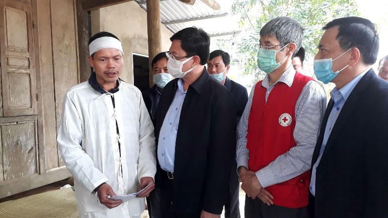 Ông Mai Xuân Liêm, Phó Chủ tịch UBND tỉnh Thanh Hóa đến thăm hỏi gia đình có người thiệt mạng trong vụ tai nạn.