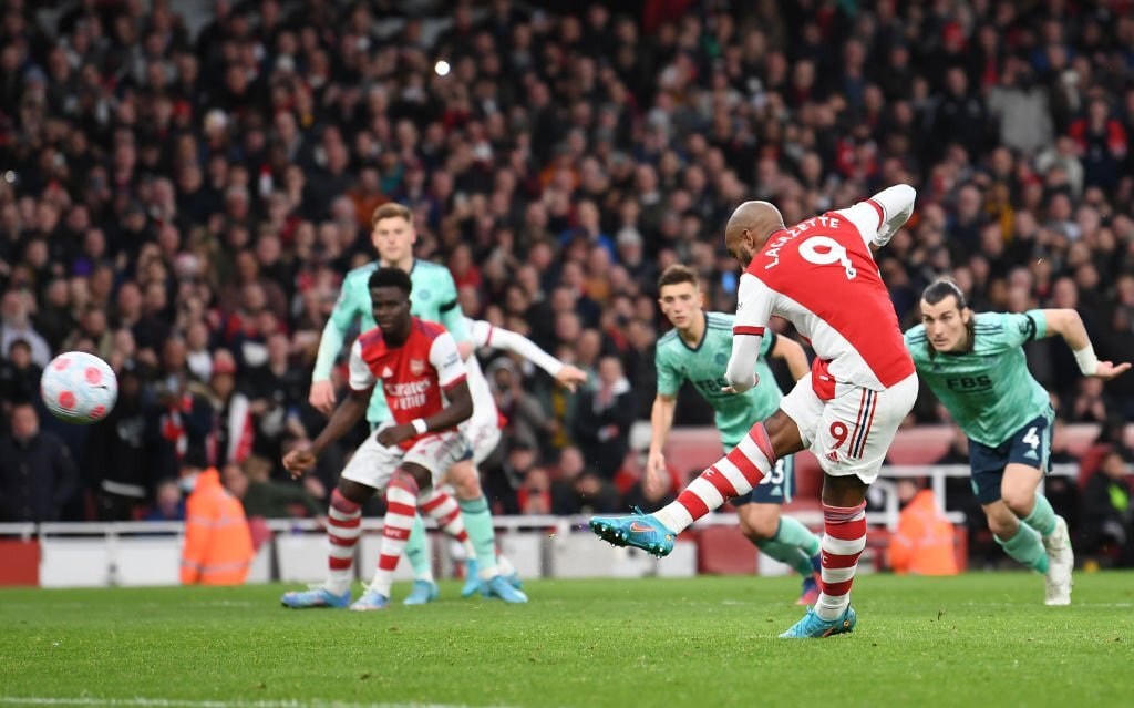 Alexandre Lacazette thực hiện thành công quả 11m.
